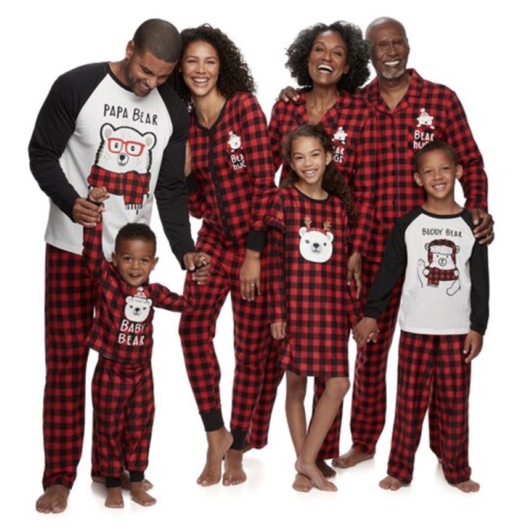 didelė juoda buivolų šeima patikrina raudoną ir juodą pižamą