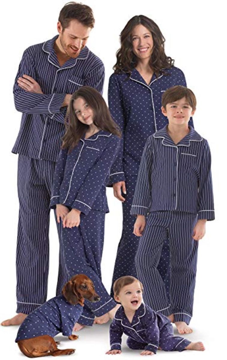 balta ģimene zilā un baltā pidžamā