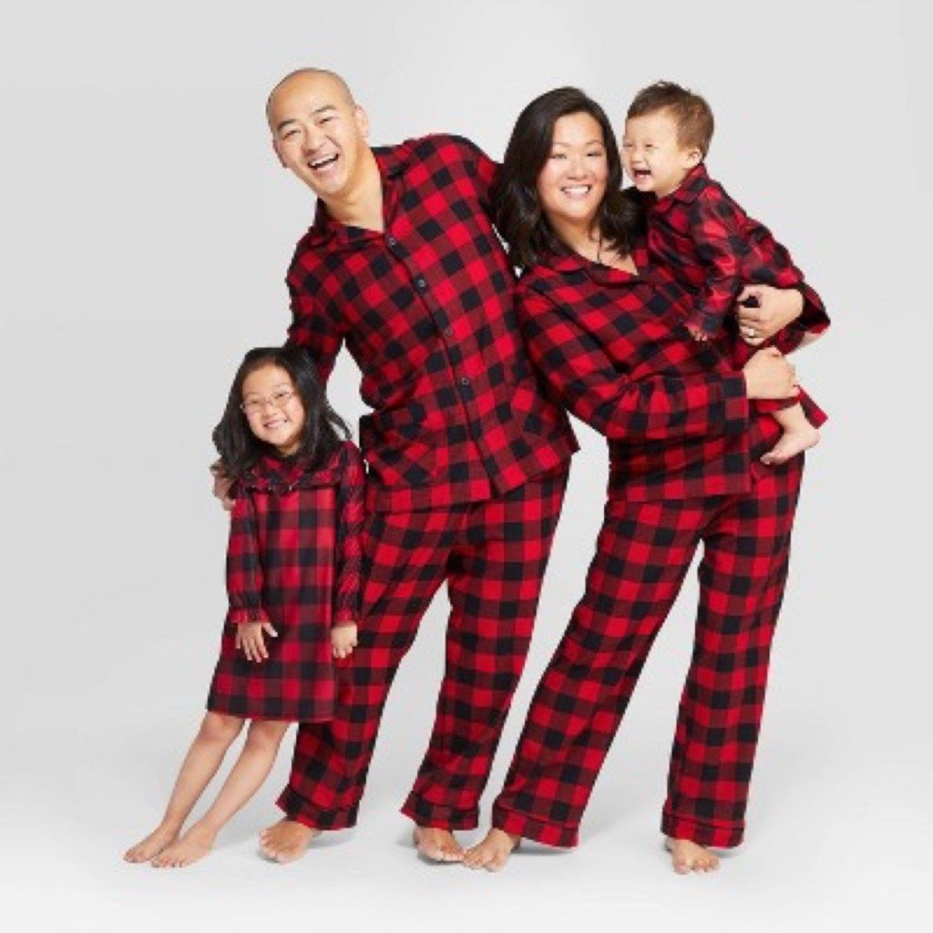 asiatisk familie i buffalo check pyjamas