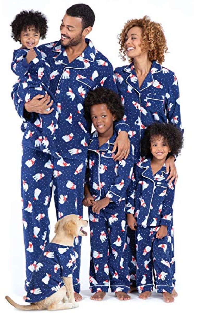 Многонациональная семья в пижаме с синим полярным медведем