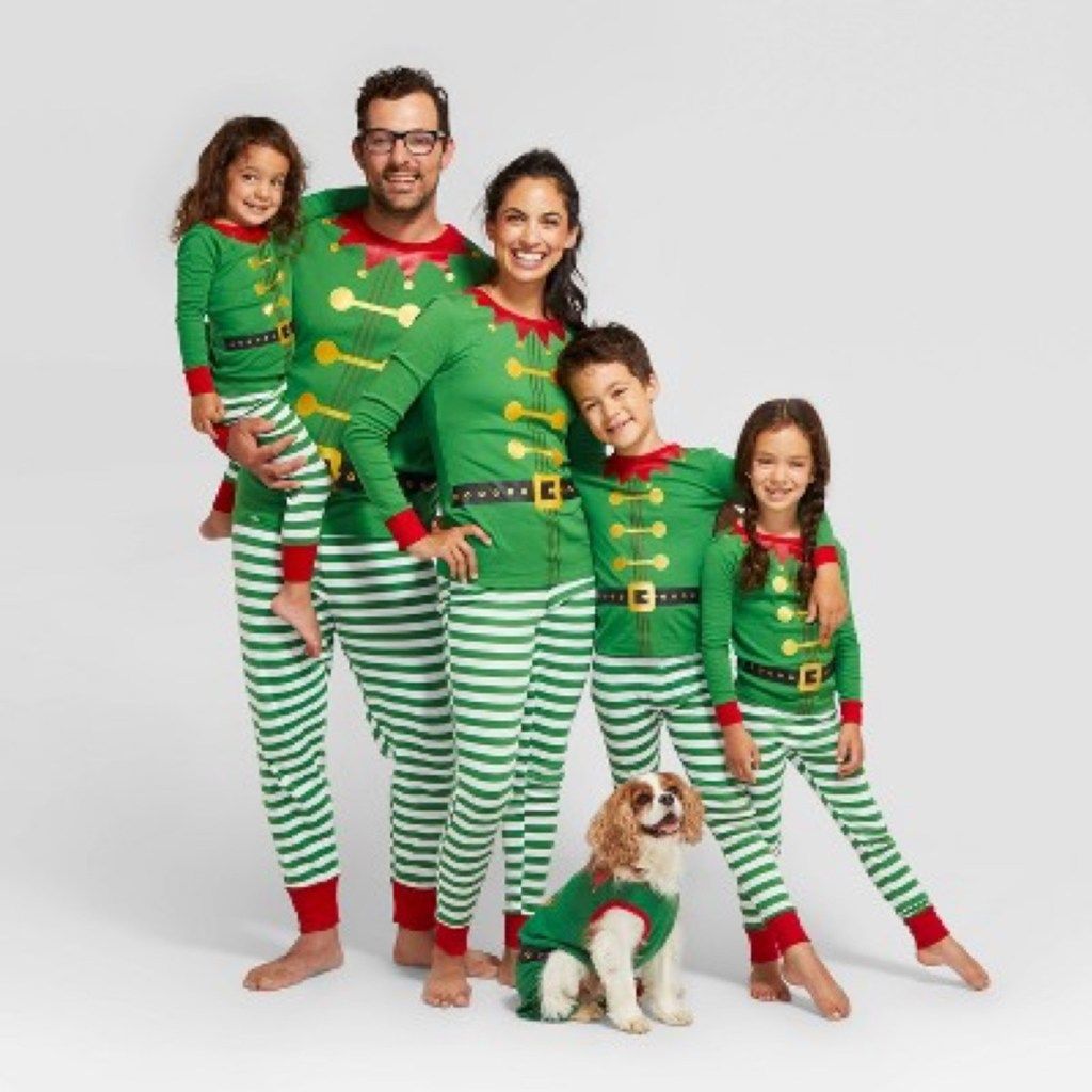 matka, otec, tři děti a pes v pyžamu zeleného elfa