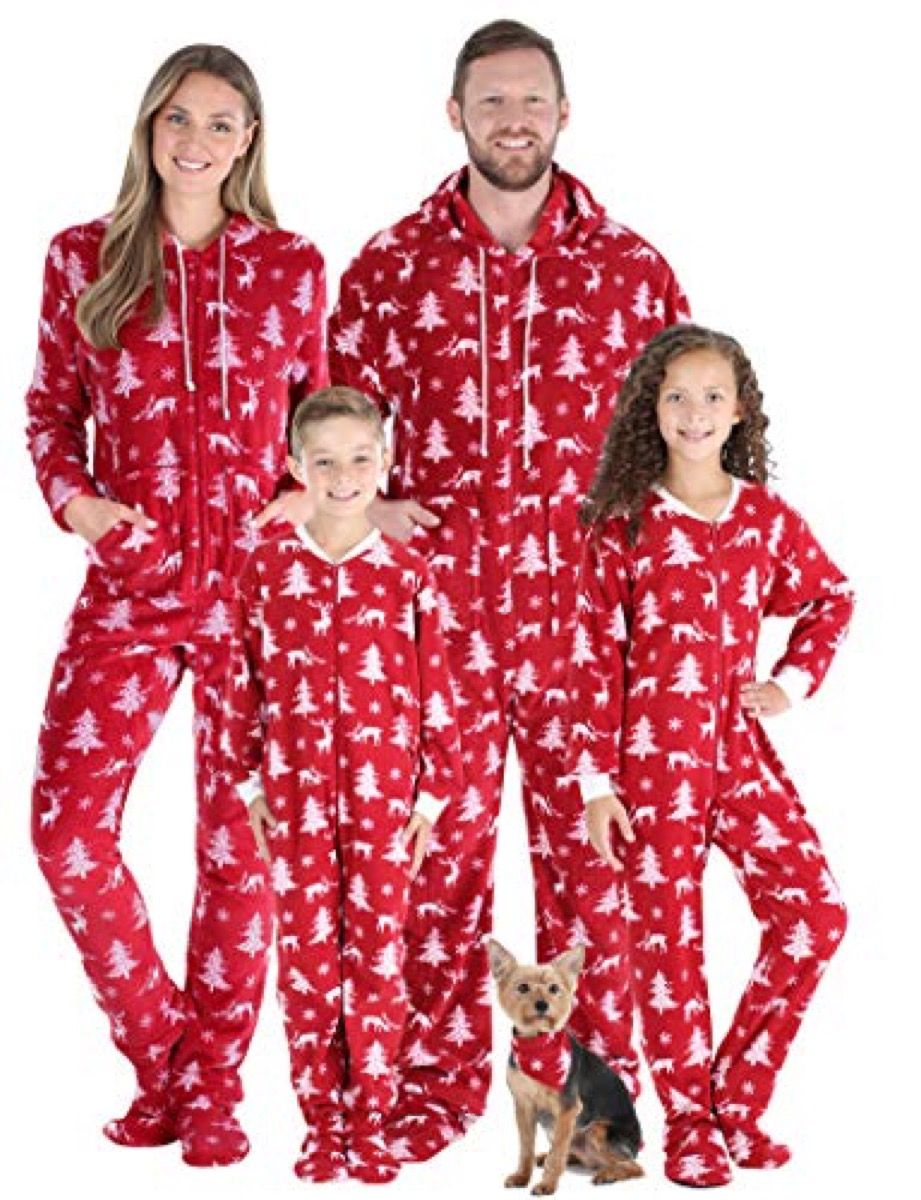 mor, far og to børn i rød og hvid pyjamas