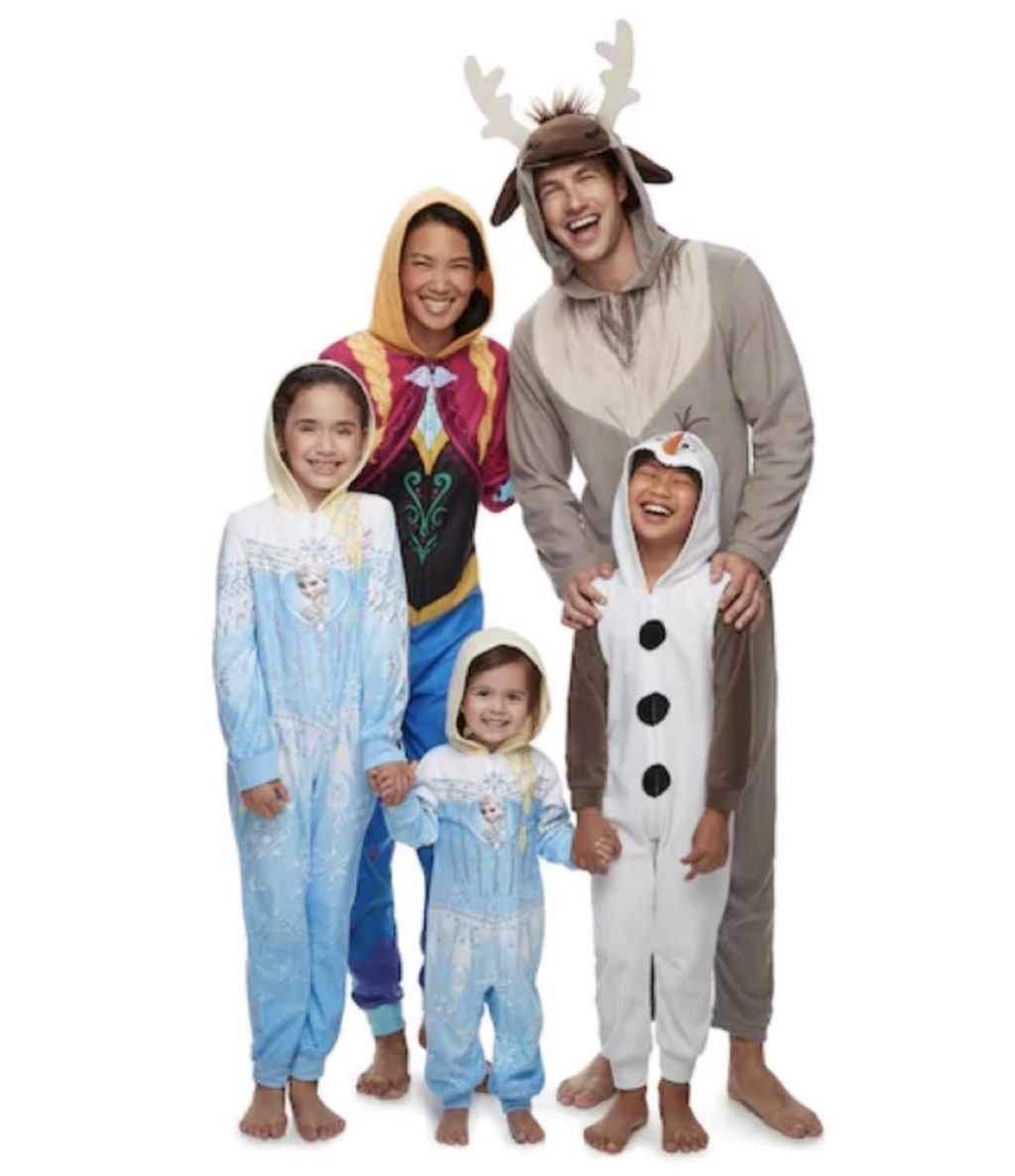 многорасовая семья в замороженной пижаме