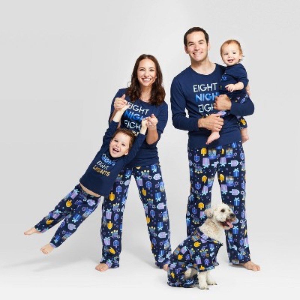 valkoinen äiti, isä, kaksi lasta ja koira hanukka-pyjamassa