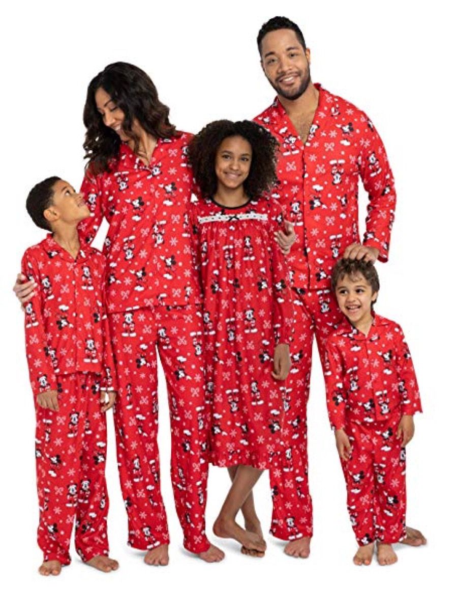 svart familie i rød mickey mouse pyjamas
