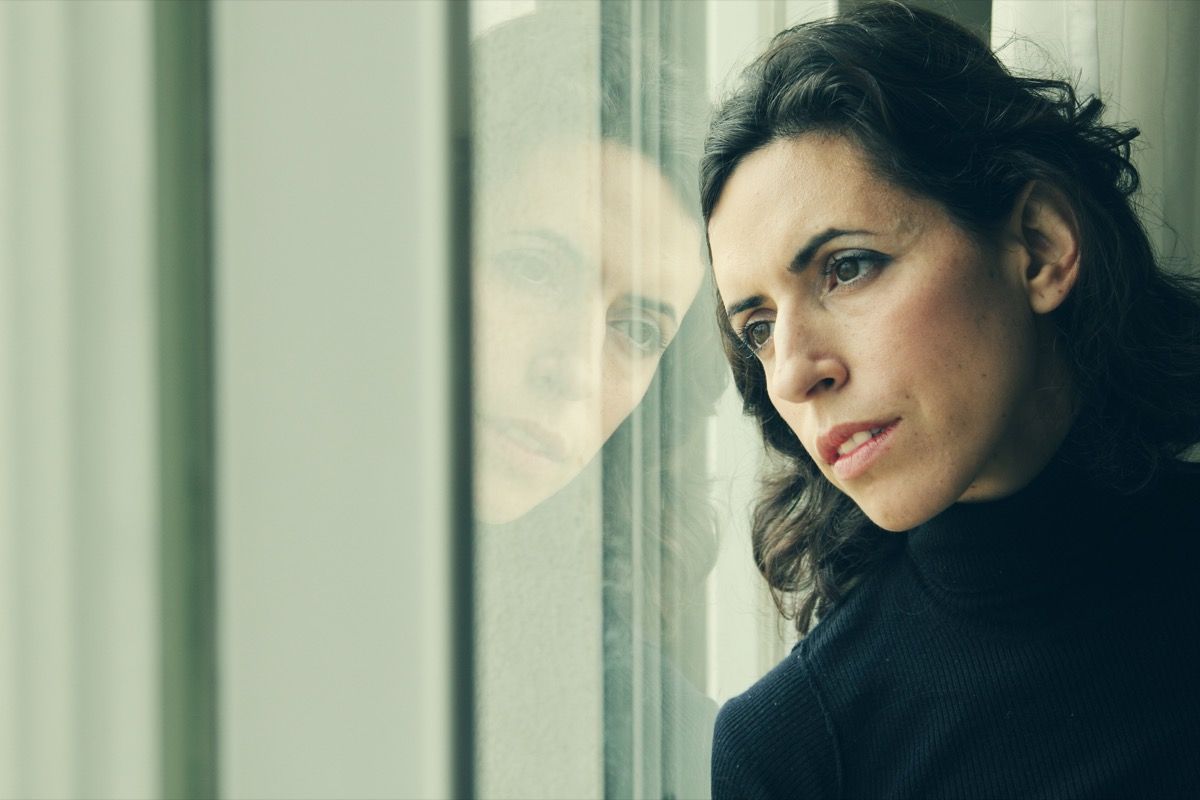 Γυναίκα που κοιτάζει έξω από το παράθυρο κατά τη διάρκεια ενός κλειδώματος