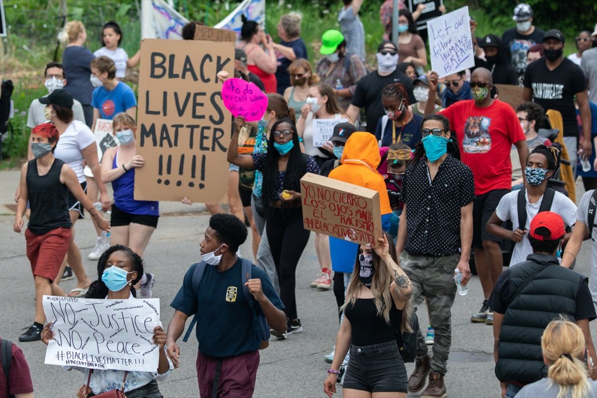 những người tuần hành tại cuộc sống của người da đen vấn đề BLM phản đối George Floyd ở Minneapolis, Minnesota