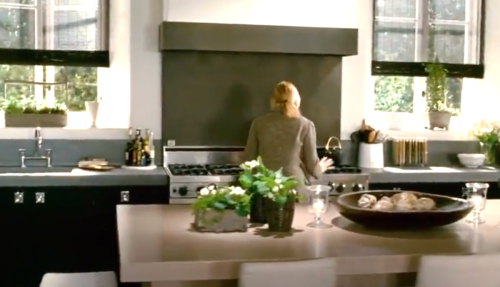   అమండా వుడ్స్ పాత్ర యొక్క స్క్రీన్ షాట్' Los Angeles kitchen in the movie "The Holiday."