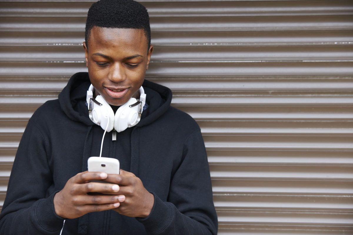 Teenager auf Smartphone Unterschiede zwischen Millennials und Generation z