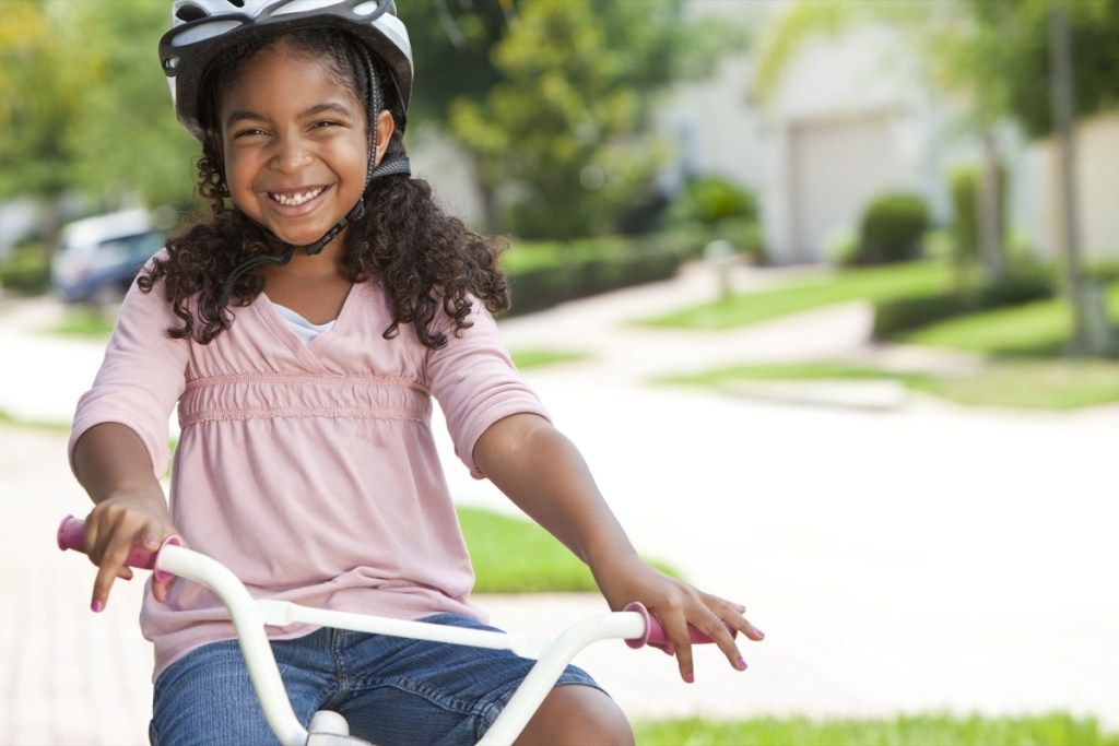 младо момиче, каране на колело