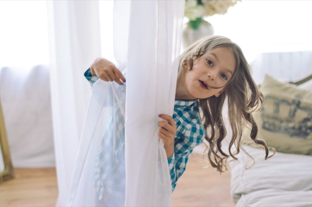 lille pige bag gardinet