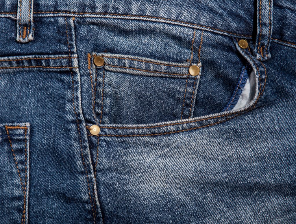 Knopper i Jean lommer hverdagslige ting med et ægte formål