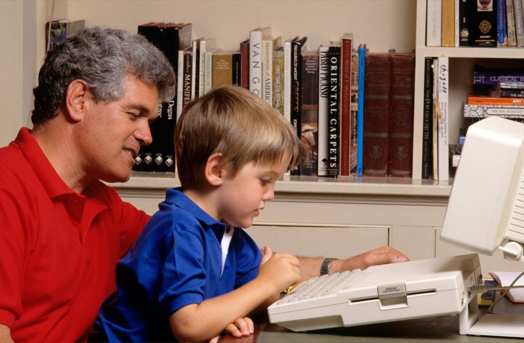 isä ja poika soittotietokoneella 1990-luvulla