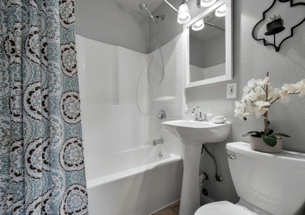 kylpyhuone kuviollisella suihkuverholla