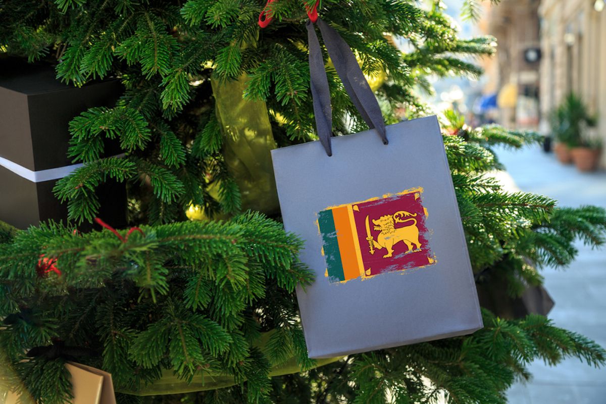 Ziemassvētku eglīte ar iepirkumu maisu ar Šrilankas karogu