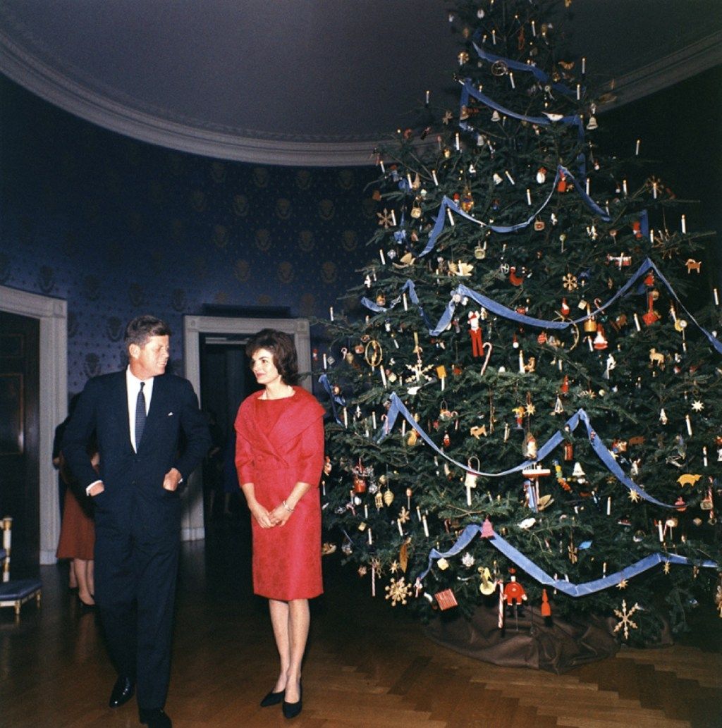 Džons f. kennedy un jaqueline kennedy onassis zilā telpā pie baltas mājas ar Ziemassvētku egli