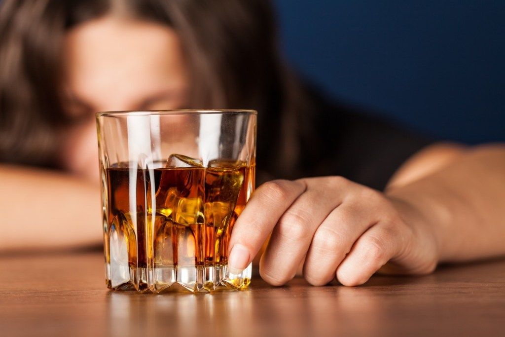 Женщина пьет слишком много вредных привычек для вашего сердца