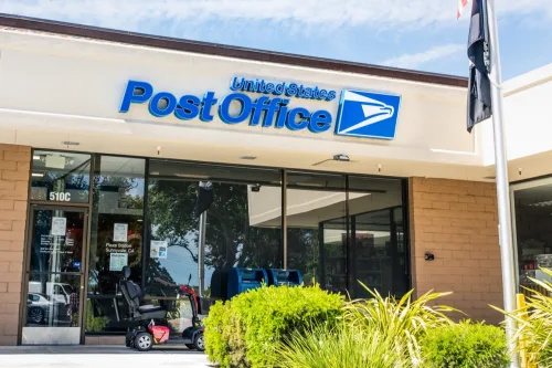   umiestnenie poštového úradu Spojených štátov amerických (USPS); USPS je nezávislá agentúra výkonnej zložky federálnej vlády USA