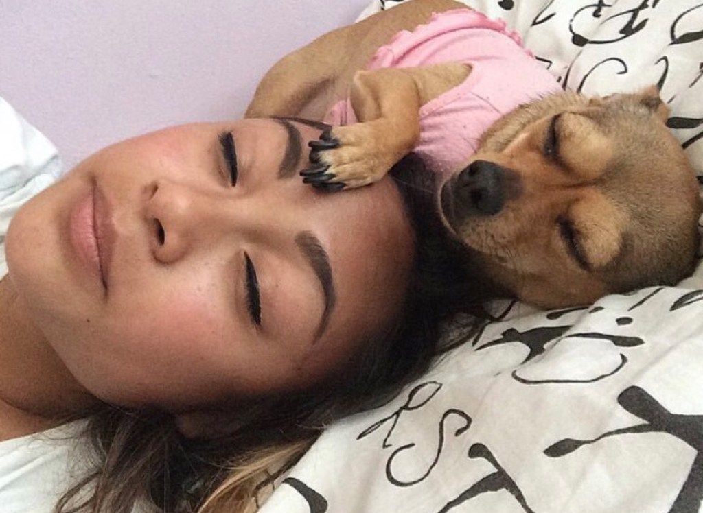 naine ja tema koer magavad koerad, kes näevad välja nagu nende omanikud
