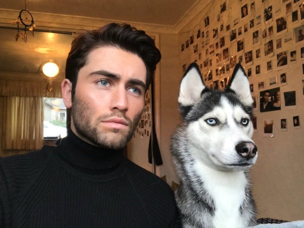 mees ja husky näevad välja samad koerad, kes näevad välja nagu nende omanikud