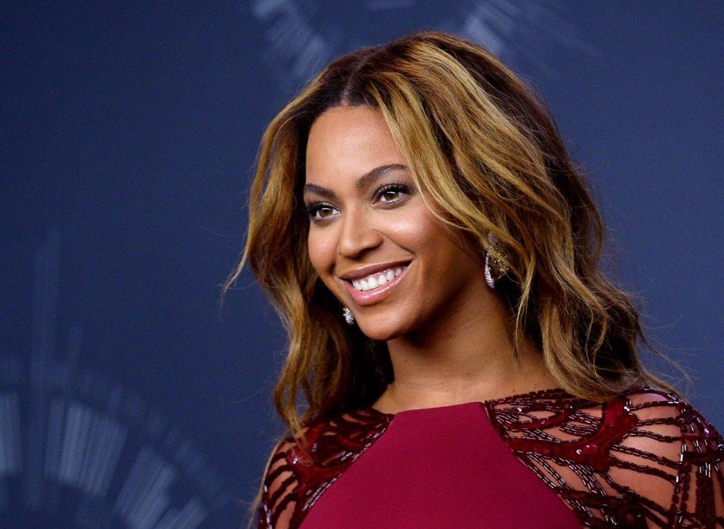 Beyonce berpose di belakang panggung di MTV Video Music Awards 2014 di Forum