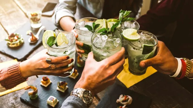 5 slechtste dingen om te serveren op een cocktailparty, zeggen etiquette-experts