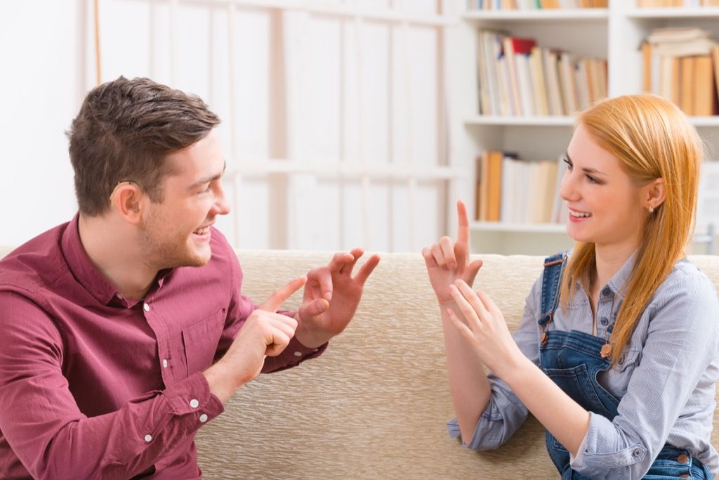 Двама души, използващи езика на жестовете.
