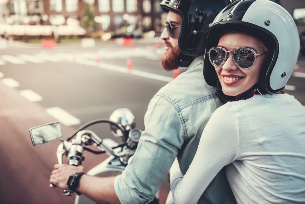 мъж и жена, каращи мотоциклет