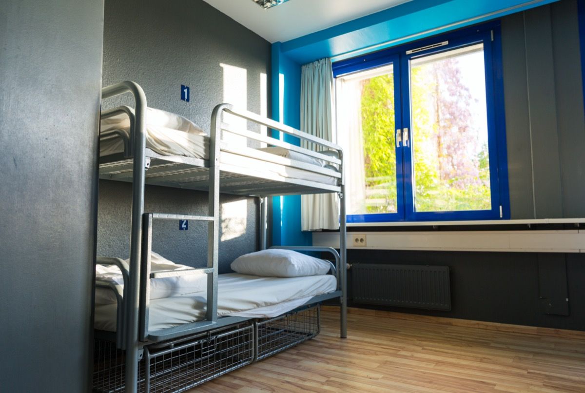 szare metalowe łóżko piętrowe w pokoju dziecięcym