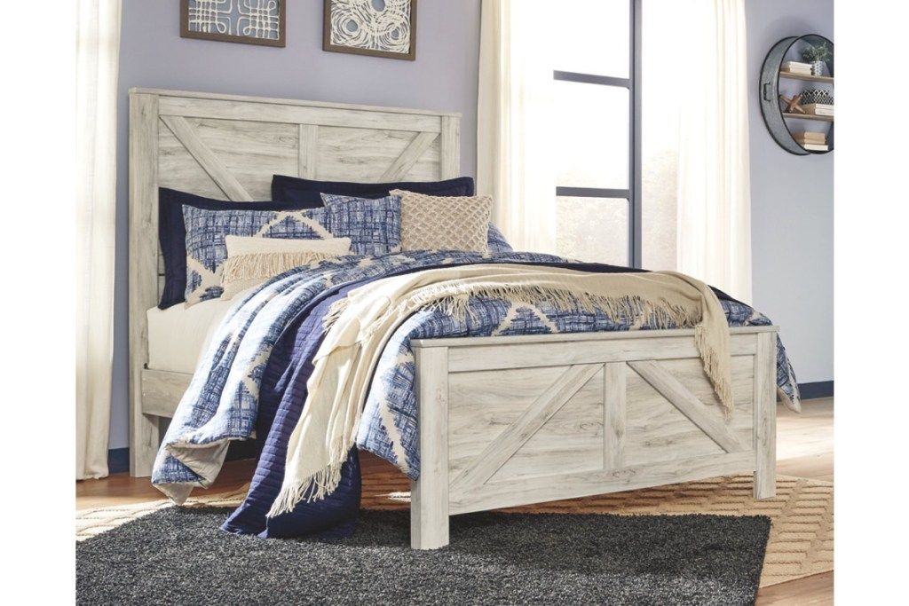 Un marco de cama de Ashley Furniture {Ahorre dinero en muebles}