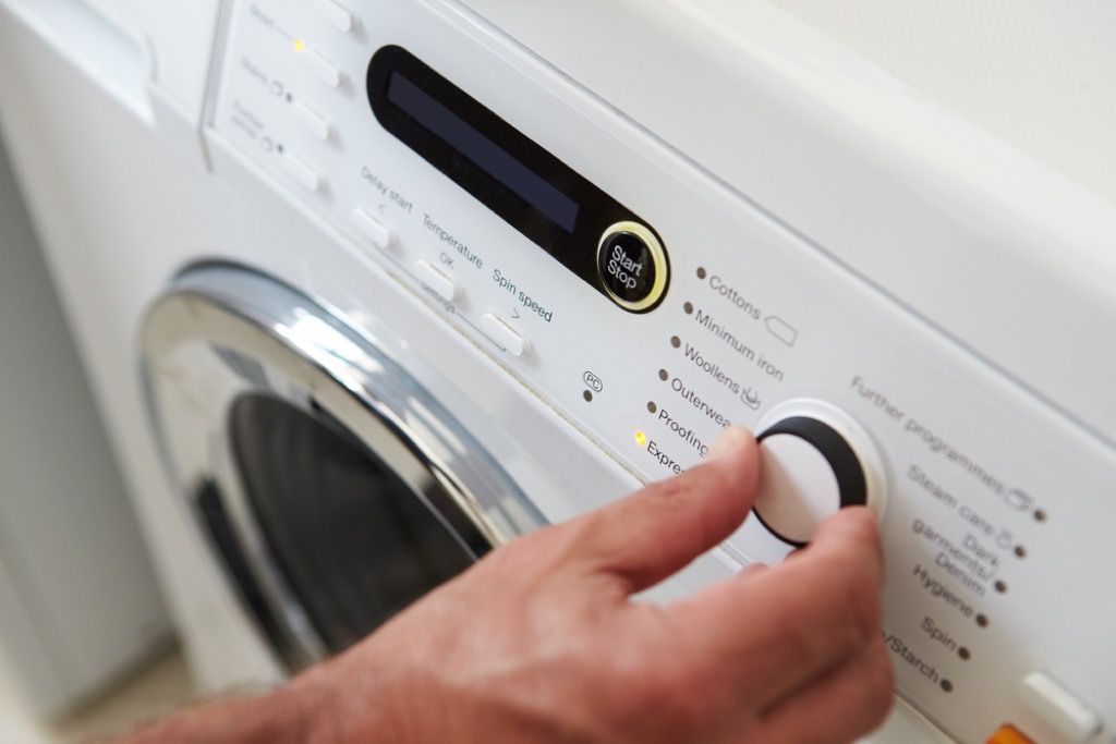 balta ar roku regulējama veļas mazgājamās mašīnas poga veļas mazgāšanas ciklam