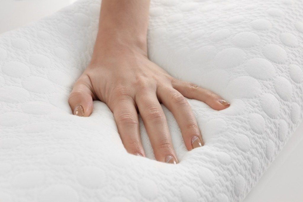 メモリーフォーム枕の白い手