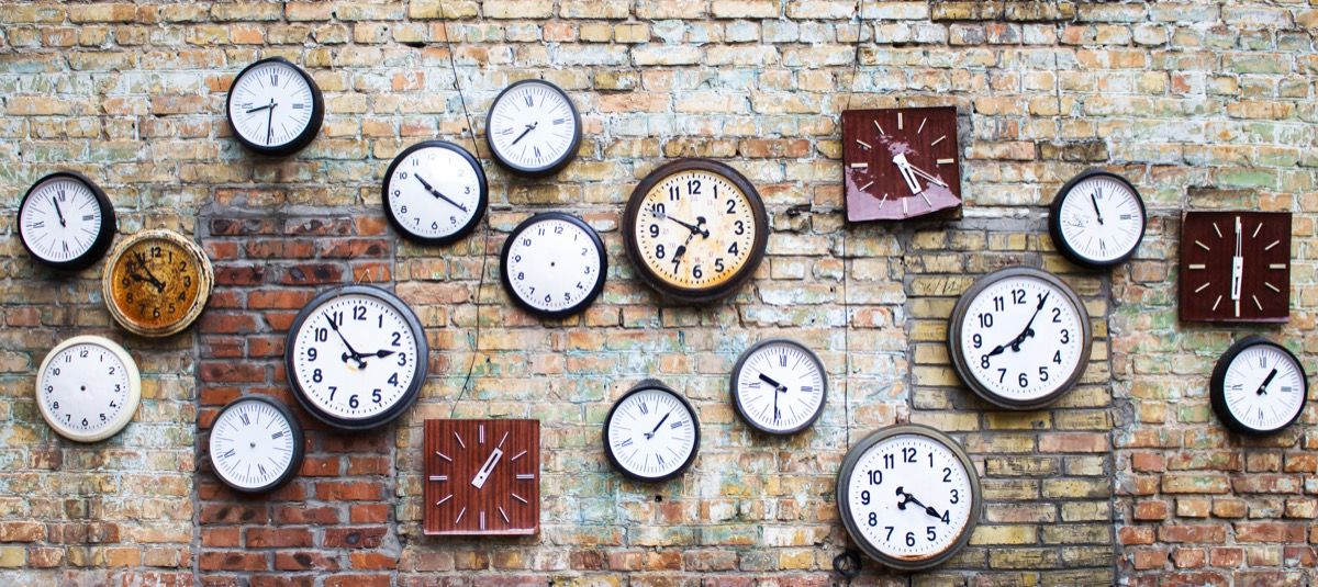 Senovinių laikrodžių siena