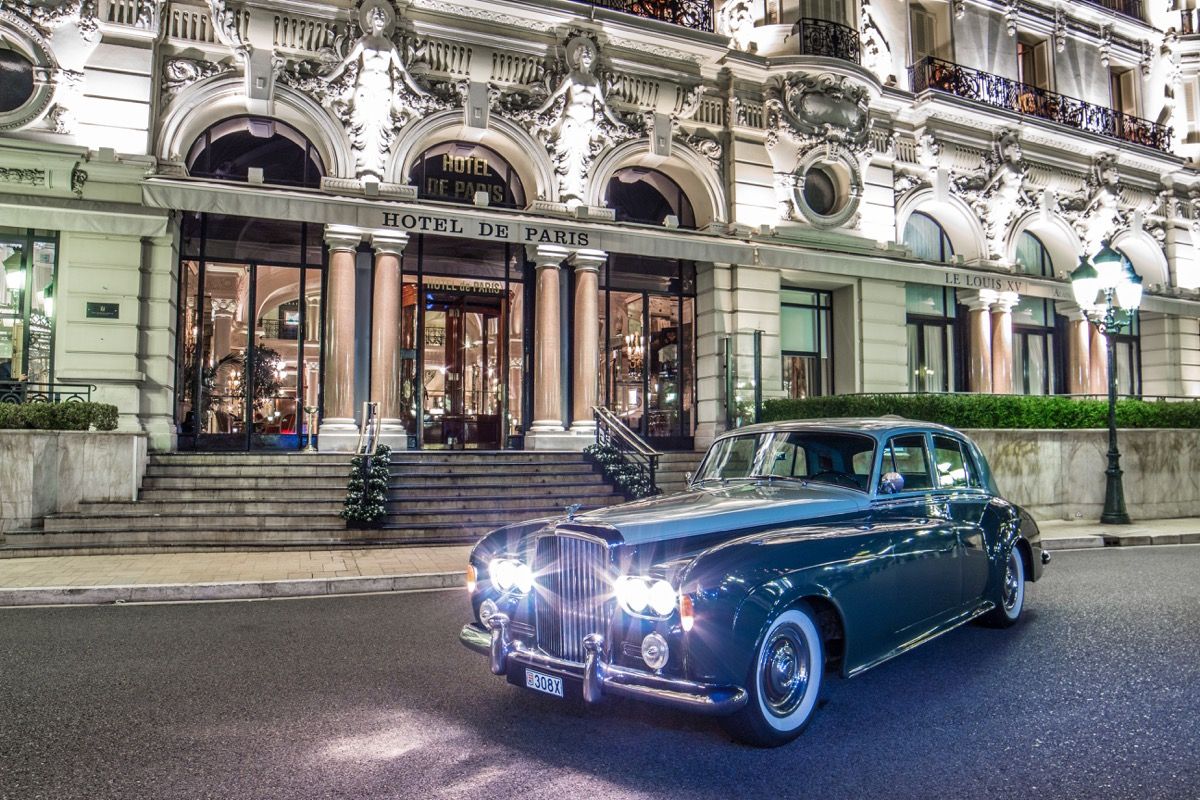 Senoviškas automobilis stovi prie „Hotel de Paris“ Monte Karle