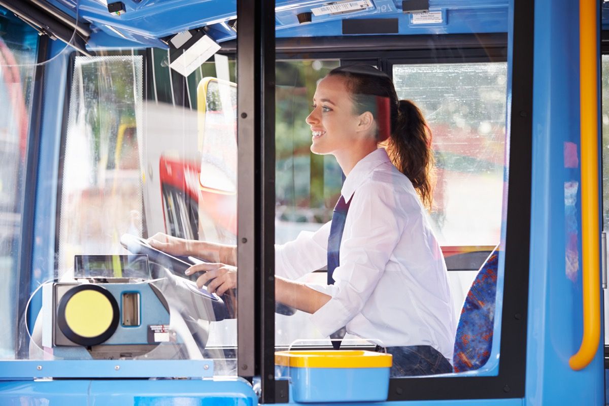 Jauna moteris, vairuojanti viešojo transporto autobusą