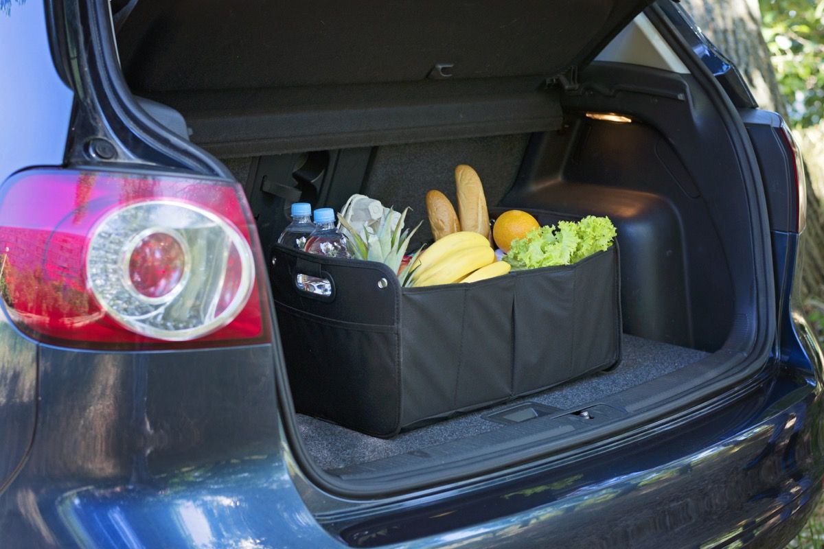 Automobilio bagažinė su maisto prekių dėžėmis