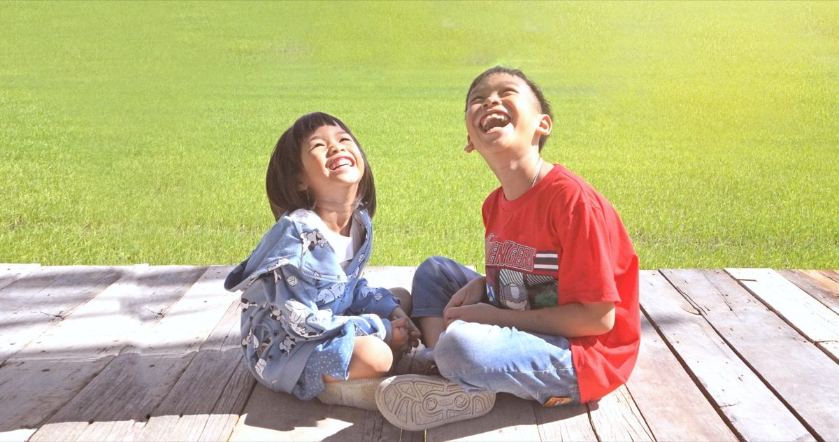 vaikai juokiasi Tailande, juokingi vaikų anekdotai