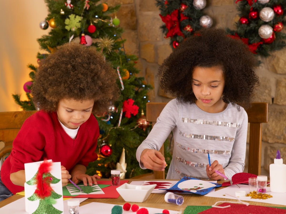 ילדים מכינים כרטיסי חג מולד