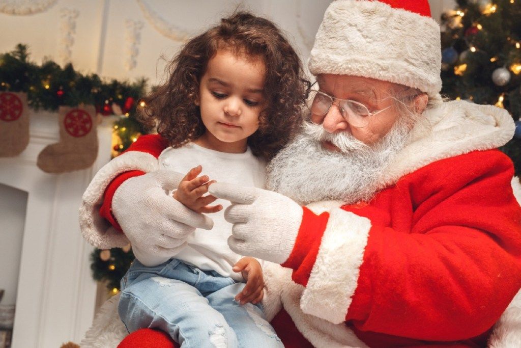 ילדה צעירה יושבת על סנטה