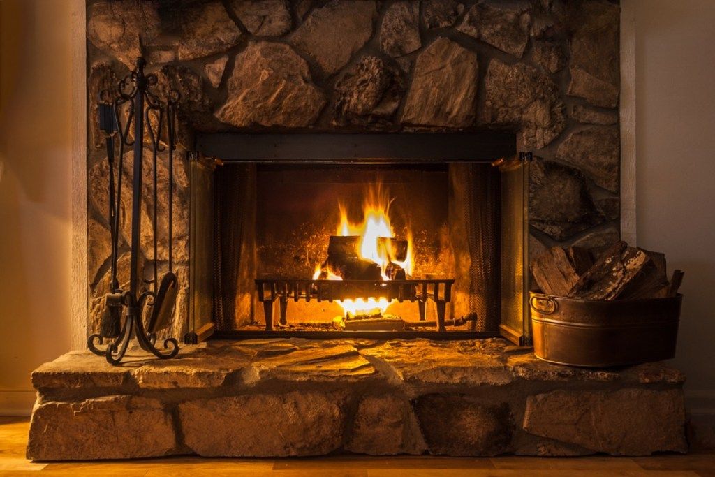 fireplace na may paligid ng bato, mga hack sa diyeta
