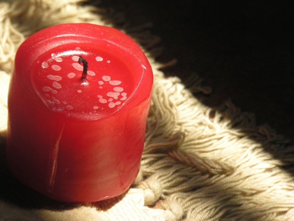 espelma vermella a la catifa shag, bricolatge