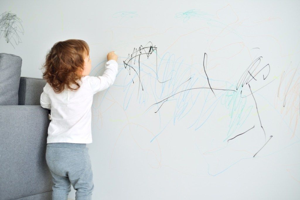 dítě kreslení na zeď, kutilství