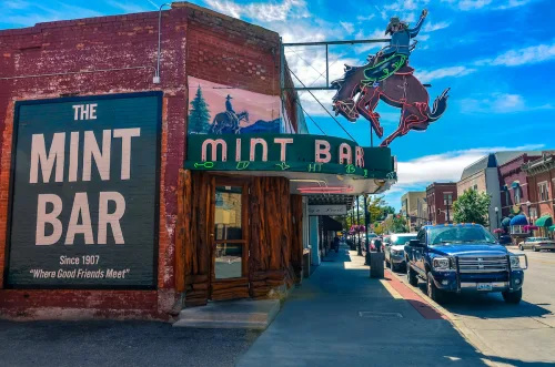   द मिंट बार, डाउनटाउन शेरिडन, व्योमिंग में नियॉन काउबॉय साइन वाला एक ऐतिहासिक व्हिस्की बार।