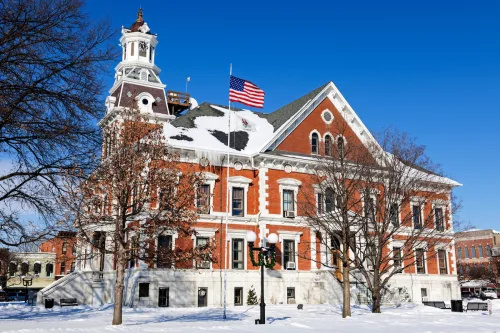   Istoriniai teismo rūmai Macomb mieste, Ilinojaus valstijoje, padengti sniegu