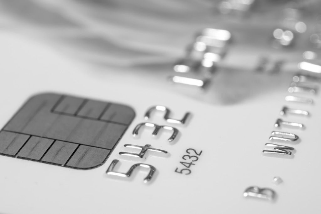 close-up shot van een zilveren creditcard