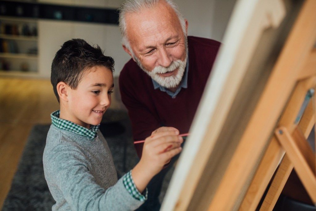 mentor ayudando a un niño a pintar