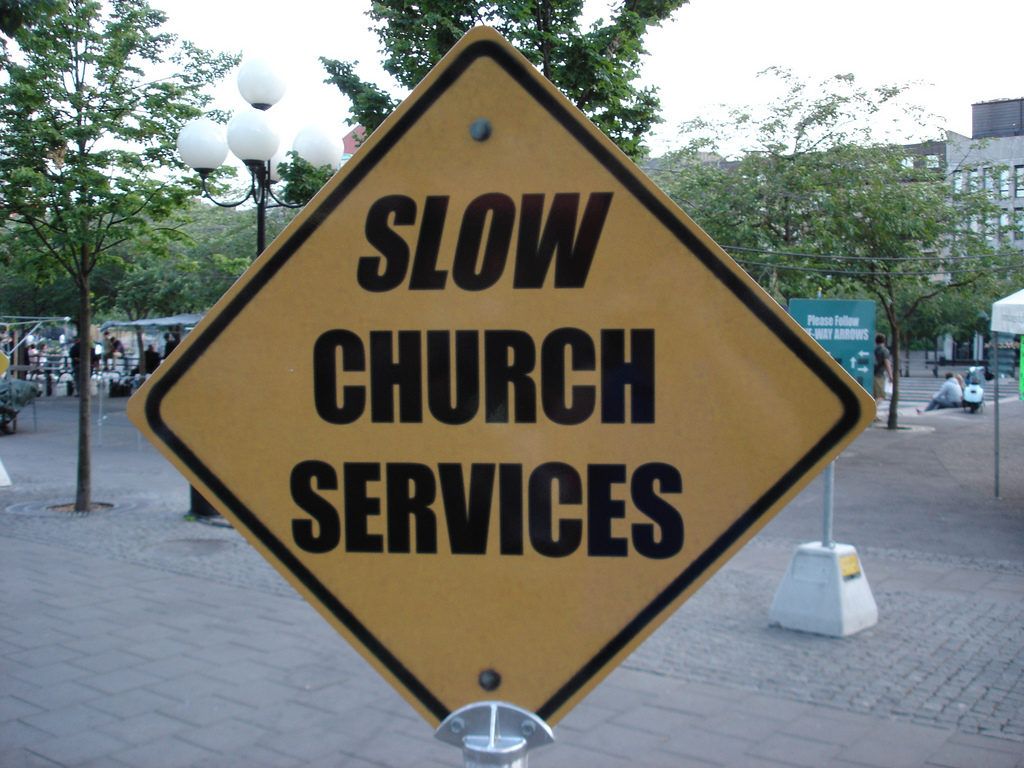 Lėtų bažnyčios paslaugų įspėjamieji kelio ženklai