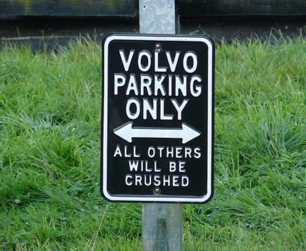 Vain Volvo pysäköi tien varoitusmerkit