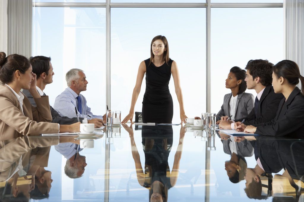 Sexista mujer CEO en el trabajo