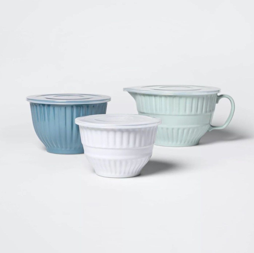 tres cuencos de cerámica en tonos azul y blanco